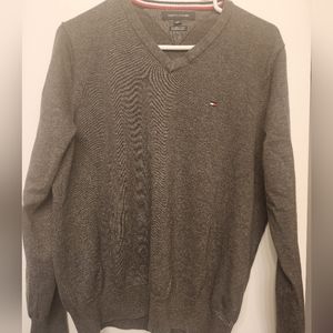 Essential Men's V-Neck